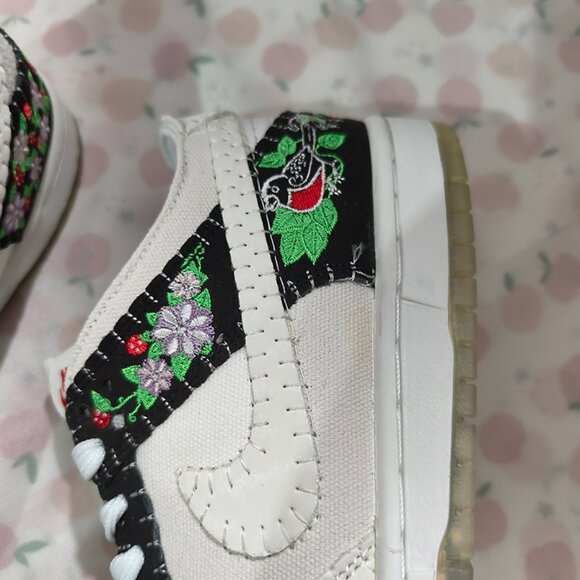 Nike Sb Dunk Embroidered Black And White Sneakers - Picture 5 of 8